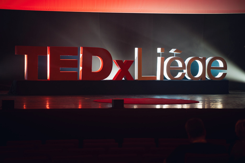 La scène TEDxLiège éclairée en rouge